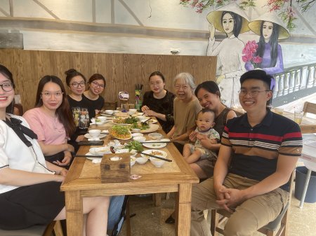Repas d’au revoir - De gauche à droite, Huong 2017, Mai Ly 2022, Bao Nhung 2023, Anh Tu 2014, Thu Ha 2019, mai, Yen 2016, son fils et son mari