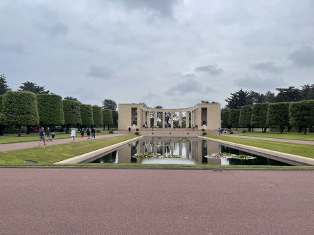 Le Mémorial au cimetière militaire britannique