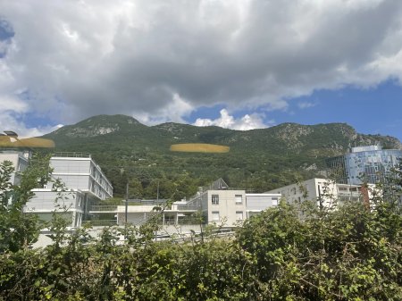 La montagne grenobloise vue de la fenêtre du train