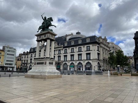 La place de Jaude et la statue équestre de Vercingétorix