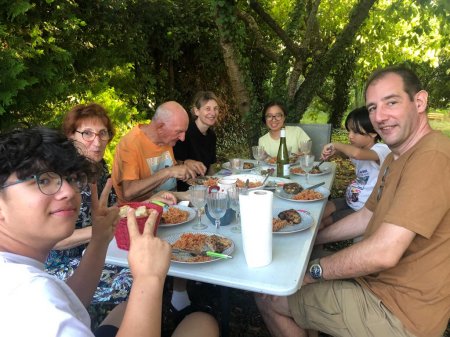 Le barbecue dans le jardin avec la famille de Gilles