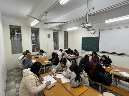 Ci-dessous, l’horloge indique qu’il est 7h30