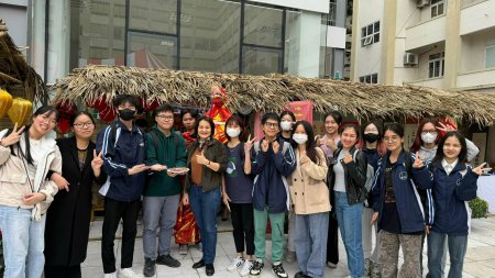 Des « client·es » jeunes et non moins souriantes, et la Vice-Doyenne Dang Thuy, levant le pouce