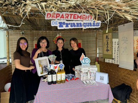 Des « vendeuses » souriantes : Giang, la Doyenne Dam Thuy, Thu Ha et Xuân