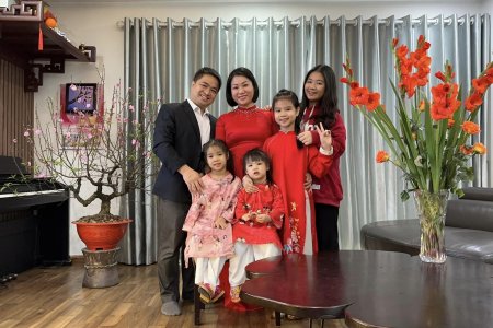 Hoai Anh, son mari Hieu et leurs quatre filles ont choisi le rouge pour conjurer la grisaille