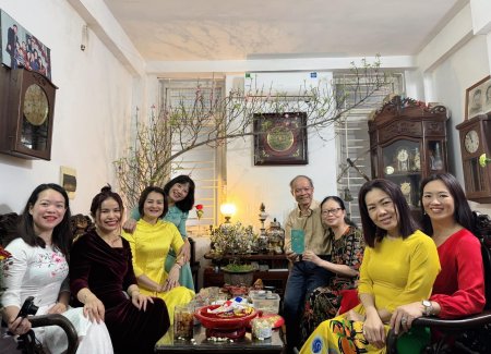 La coutume invite à rendre visite à ses anciens professeurs. Ici le professeur Bui Ngoc Thu, et son épouse Tuyet (Neige) ancienne secrétaire au Département de français sont heureux d’accueillir d’anciennes étudiantes, aujourd’hui professeures à l’ULEI