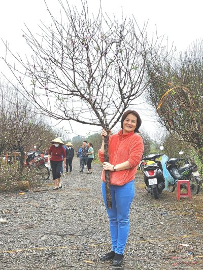 Hoai Anh, son mari Hieu et leurs quatre filles ont choisi le rouge pour conjurer la grisaille