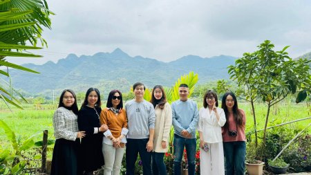 Quelques professeur·es de l’ULEI devant le paysage si enchanteur de Mai Chau.
Deux Préfassiennes : au centre, Huong 2017 et à droite, Mai Ly 2022