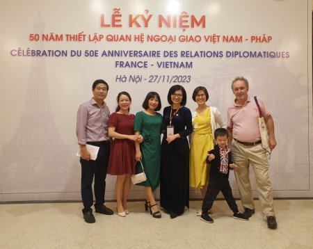 Dam Thuy, la Doyenne en ao dai noir, accompagnée de collègues et de Jean-Pierre