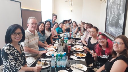 Lettre-de-Prefasse-automne-2023-Jean-Pierre-entoure-de-la-Doyenne-Dam-Thuy-en-noir-et-blanc-et-de-Canh-Linh