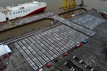 Chargement de voitures électriques VinFast à destination des Etats-Unis
sur le port de Haïphong, au Vietnam, le 25 novembre 2022