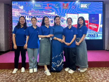 Un beau travail ! Préfasse félicite Hoai Anh et ses étudiante