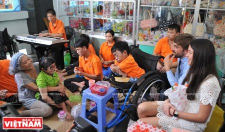 Tran To Nga visitant un centre où sont pris en charge et formés professionnellement des victimes de l'agent orange