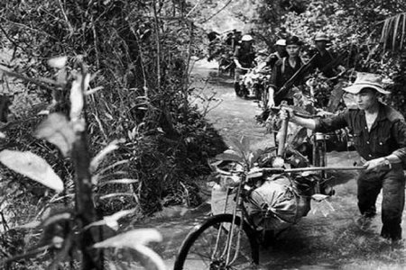 C’est grâce à cette piste, aujourd’hui asphaltée, qu’il a été possible de transporter plus de 2 millions de tonnes d’armes, de munitions et d’équipements vers le front du Sud.
Source : Le Courrier du Vietnam