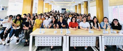 Au premier rang, 7 professeures dont 5 Préfassiennes : May Ly 2022, Dang Thuy vice-doyenne, Dam Thuy doyenne, Phuong Lan 2005, Yen 2016, Thu Ha 2019, Thuy Lise 2018.
En robe jaune au 2e rang, Hai 2007