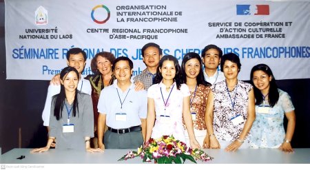 Au Laos en 2007 – Tinh est la 2ème à droite. Ngoc et Giang sont les premiers à gauche. Dang Thuy vice-doyenne actuelle est au centre en blanc, à côté de Thai, le Doyen de l’époque.