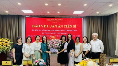 Des collègues et amies sont venues assister à la soutenance. Giang en ao dai bleu, à côté d’elle la Vice-Doyenne Dang Thuy, de l’autre côté du somptueux bouquet, la Doyenne Dam Thuy. A droite l’ancien Doyen Vân. Et aussi Lan, Canh Linh, Bich Anh Tu et Thuy