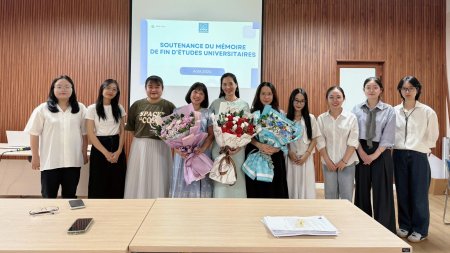 Des étudiantes entourent leurs professeures lestées d’un magnifique bouquet
Quynh Huong, Bich et Mai Ly, Préfassienne 2022