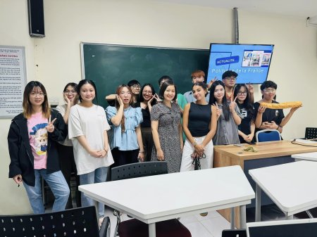 Intervention d’une étudiante de Sciences Po Paris dans une classe de Giang