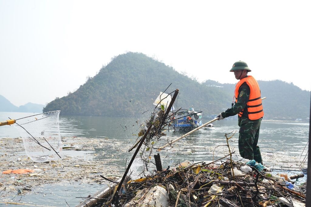 Nettoyage dans la baie d'Ha Long