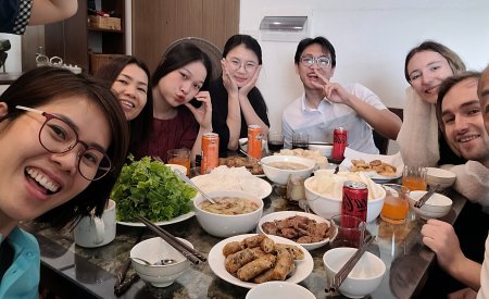 Hai, 1ère à gauche et Canh Linh à ses côtés