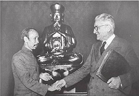 Hô Chi Minh et Marius Moutet à Fontainebleau, décembre 1946