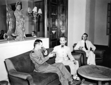 Le général Leclerc, Hô Chi Minh et Sainteny, le 6 mars 1946. Source : ECPAD