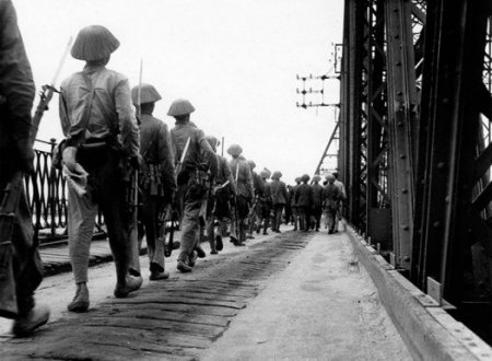 Libération de Hanoï – Pont Paul Doumer, aujourd’hui Long Bien