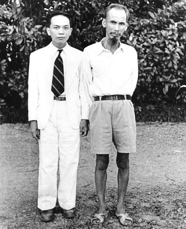 Vo Nguyen Giap et Ho Chi Minh dans les années 40