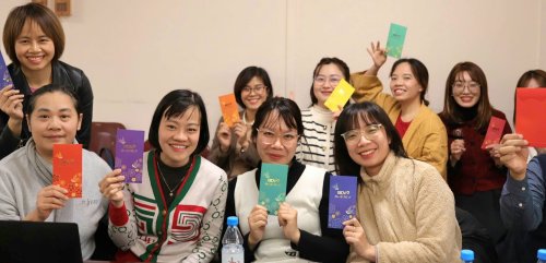 6 Préfassiennes sur les 8 professeures à l’image ! Au 1er rang, Thu Minh 2001, Lan Anh, Mai Ly 2022, Bao Nhung 2023.Debout, Xuân, secrétaireAu 2e rang, Hai 2007, Thu Ha 2019, Yen 2016, Huong 2017