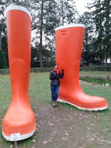 Bich et les bottes en plastique rouge