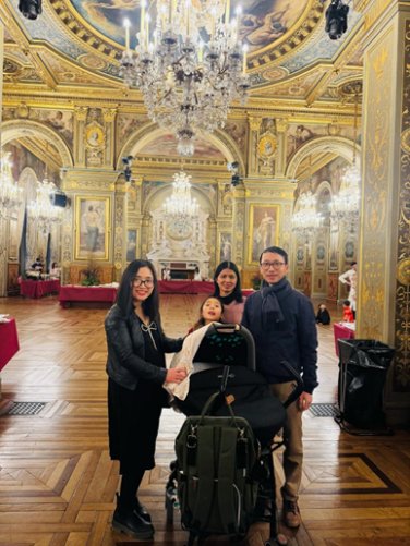 Hoai, sa tante, son mari Son, Elise et Louise dans la poussette, sous les dorures de l’Hôtel de Ville de Paris