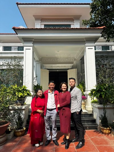 Thuy, son mari Tuan directeur d’Asiaplus et leurs deux enfants