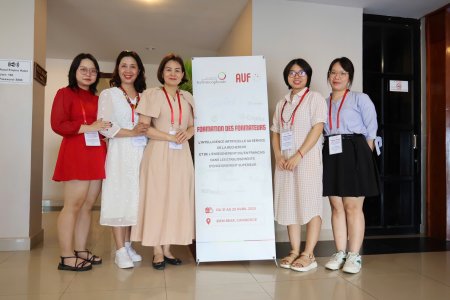 De gauche à droite Thuy Lise, Thu Ha, Dang Thuy (vice-doyenne), Anh Tu et Mai Ly
