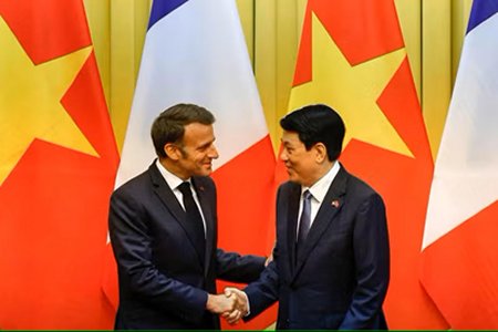 Emmanuel Macron et le président vietnamien Luong Cuong, lors d’un entretien au palais présidentiel de Hanoï, le 26 mai 2025. LUDOVIC MARIN/AFP