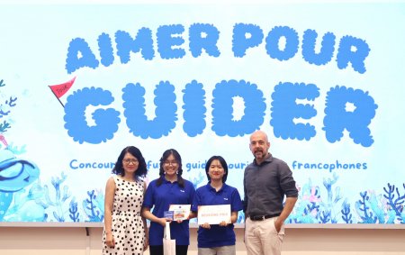 Les lauréates des 1er et 2e prix, encadrées par la Doyenne Dam Thuy et
Arnaud Pannier, attaché de coopération éducative à l’ambassade de France