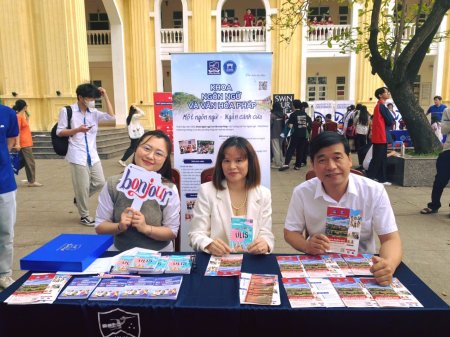 Thu Ha, Kim Anh et Thang vice-doyen, au lycée Hon Gai
