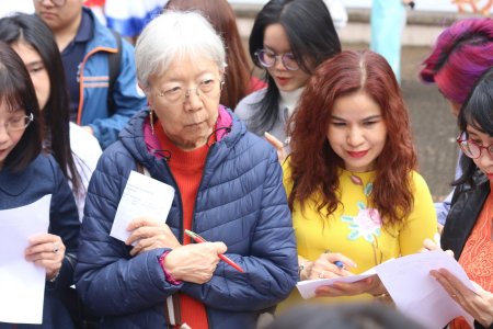 Mai, très concentrée, et Bui Thuy, professeure en ao dai jaune
