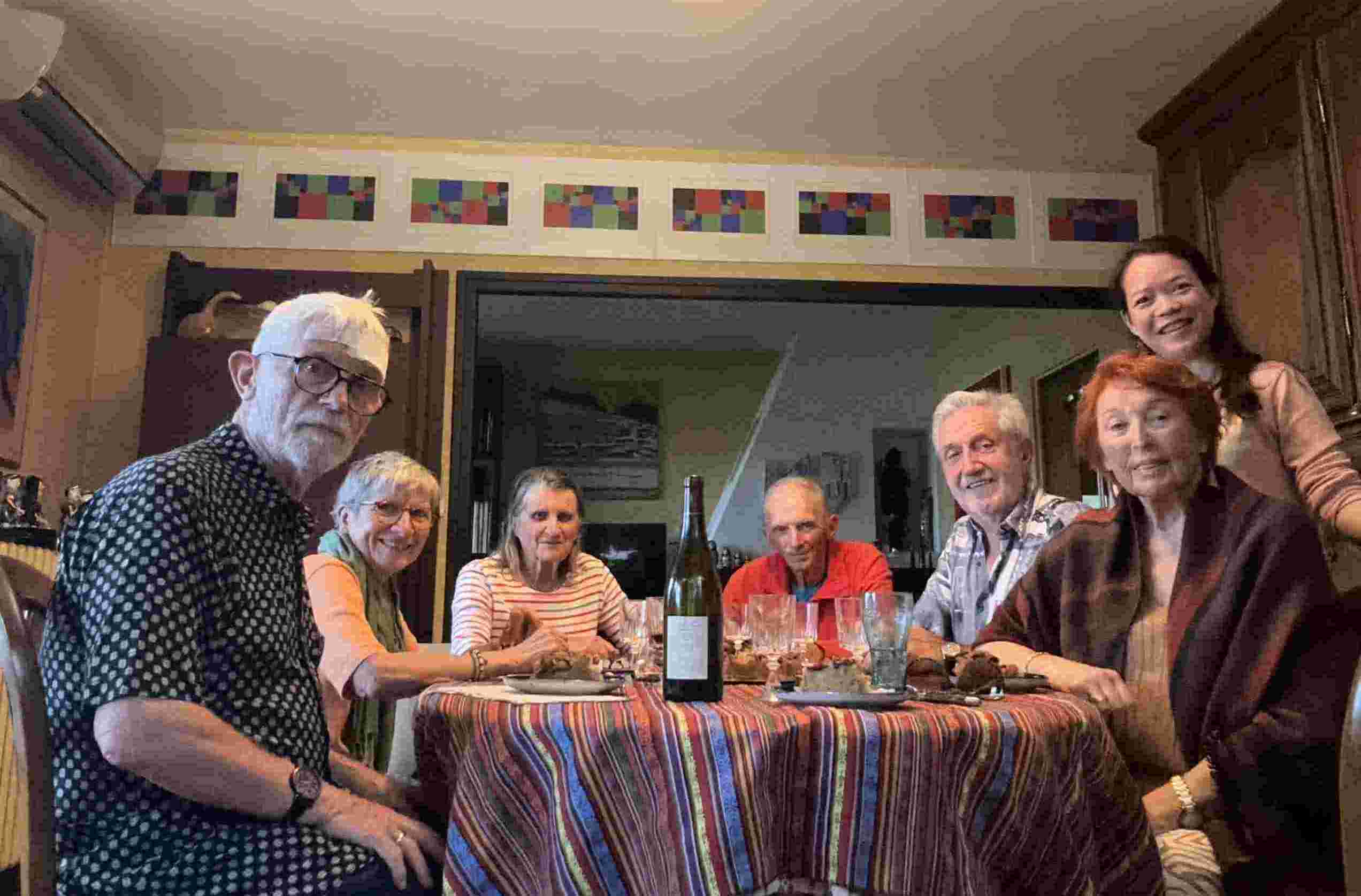 Moments de partage et de convivialité autour d’un repas entre amis préfassiens